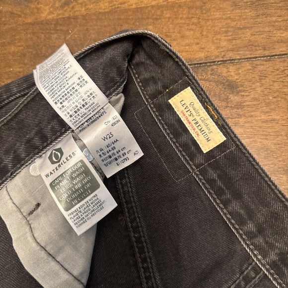 Levi Premium 501 Mid-thigh shorts Size 25 - Picture 2 of 4